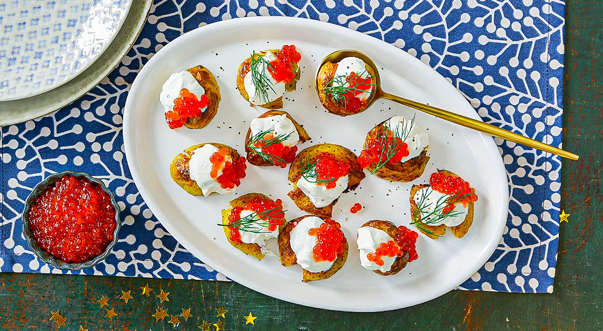 Рецепт хрустящей картошки со сметаной и икрой горбуши