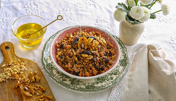 Гречневая каша с черносливом и орехами