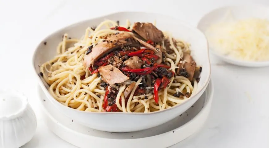 Спагетти с консервированным тунцом и пастой из маслин