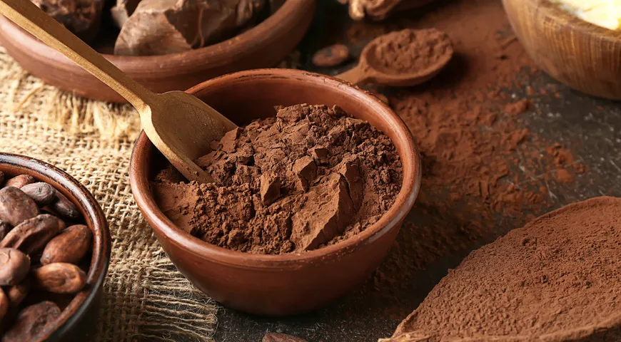 Какао богато теобромином –  он, как и кофеин, обладает стимулирующим эффектом, но при этом не вызывает повышенного сердцебиения, тревожности и привыкания