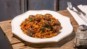 Гречка с фрикадельками на сковороде