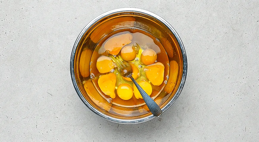 Чафли с тунцом, красным луком и сельдереем