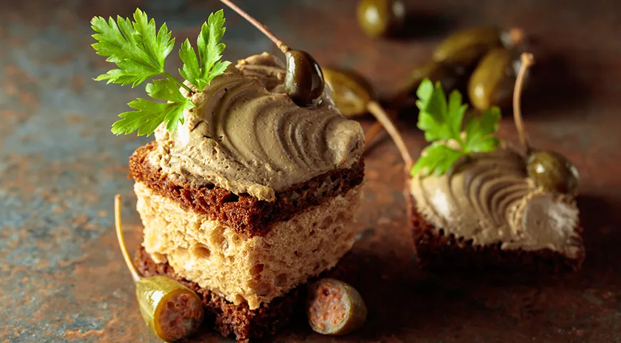 Канапе с печеночным паштетом и каперсами 