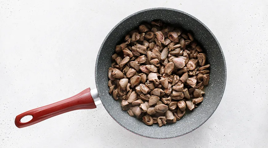 Куриные сердечки с грибами в сметане