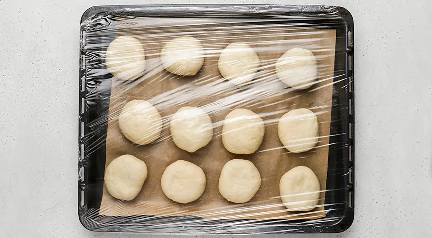 Сладкие булочки с яблоками и корицей