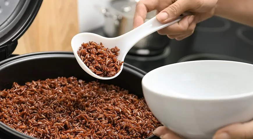 Бурый рис можно варить на плите, в мультиварке или пароварке