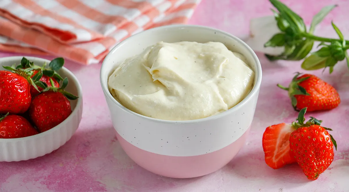 Рецепт классического крема «Шарлотт» для торта на основе яичных желтков