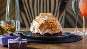 Торт Аляска с мороженым и запеченной меренгой