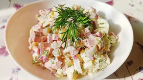 Салат с картофелем, перепелиными яйцами, колбасой и огурцами