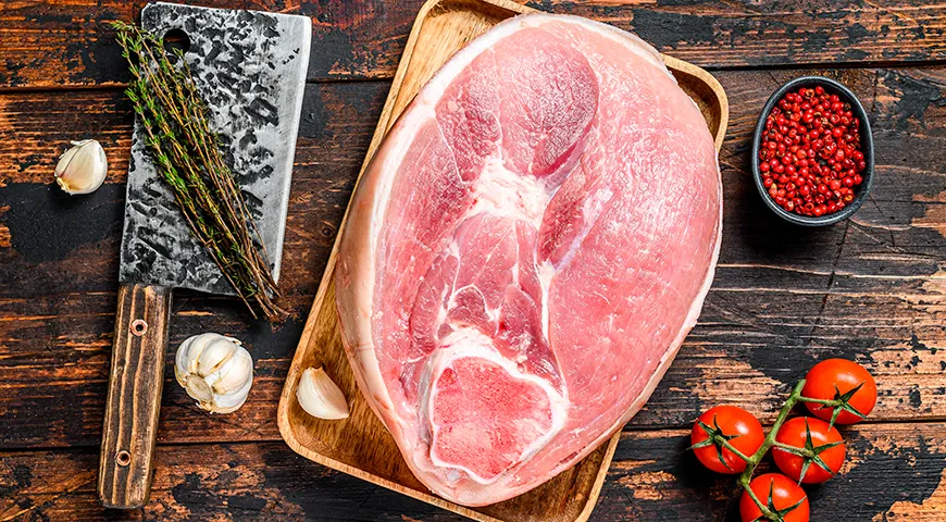 На срезе свежий свиной окорок выглядит однородным, без слизи или липкости