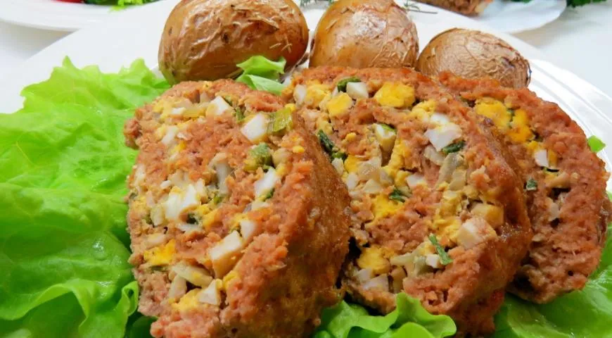 Сочный мясной рулет с яйцом и зеленым луком в духовке - пошаговый рецепт в домашних условиях