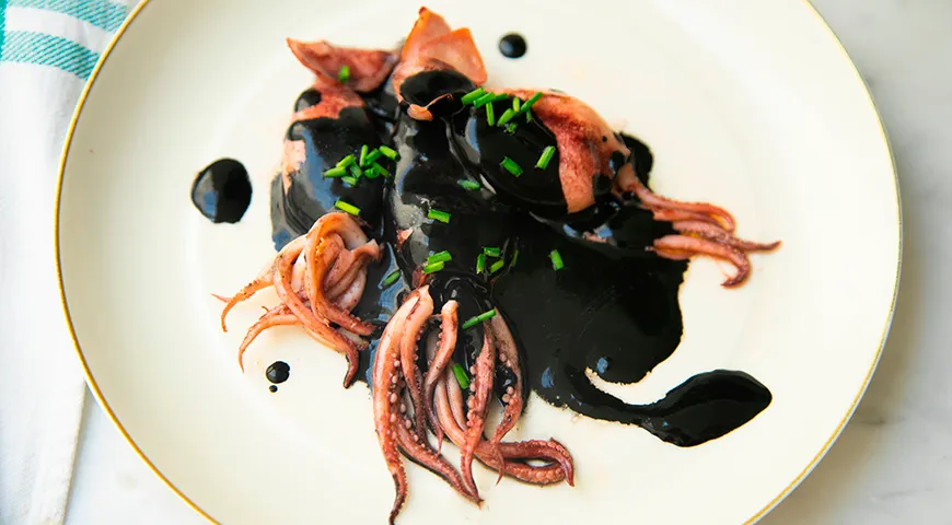 Жидкие чернила каракатицы удобно добавлять в соусы