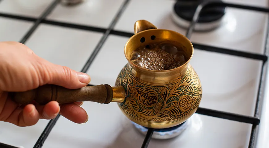 Турку снимают с огня, когда пенка достигнет верха