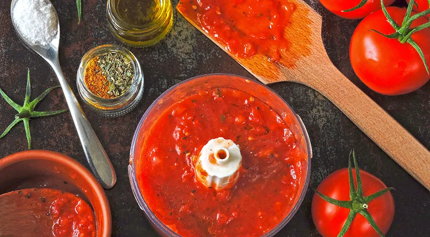 Первый этап приготовления томатной пасты дома – пробить помидоры в блендере