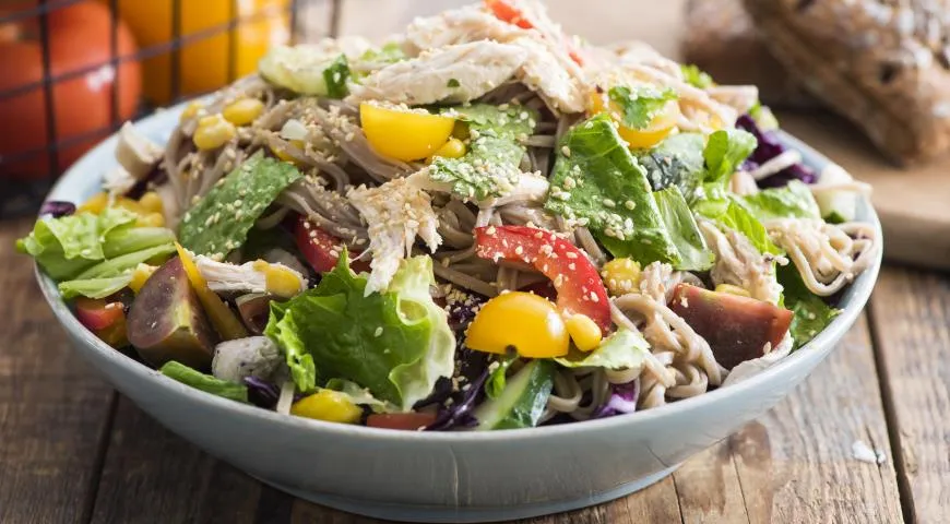 Летний салат из овощей, собы и курицы