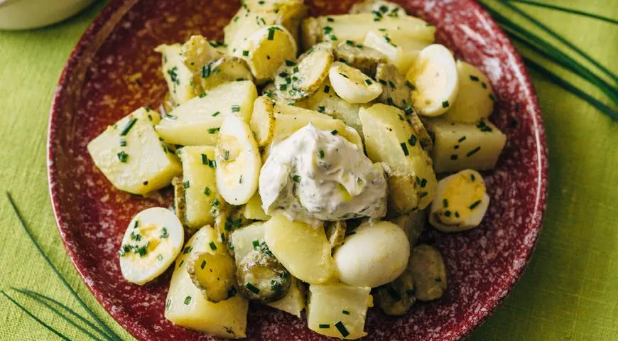 Картофельный салат с яйцами и маринованными огурцами