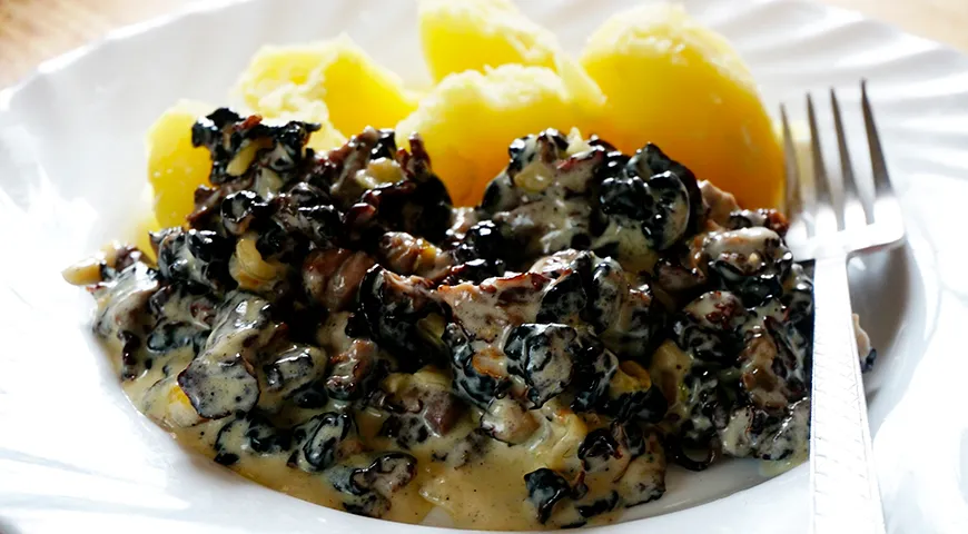 Строчки в сметанном соусе с отварным картофелем