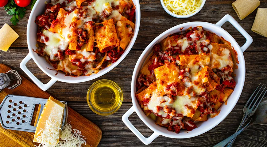 Запеченная паста паккери с соусом болоньезе и сыром моцарелла 