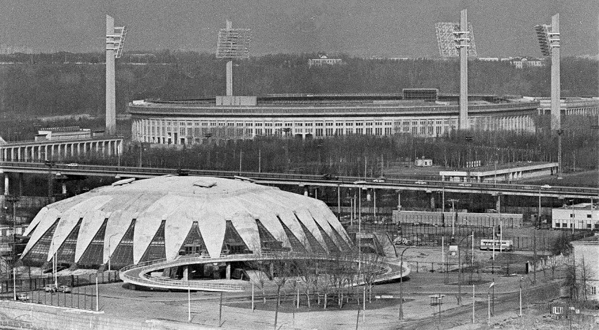 Вид на Лужники со стороны Универсального спортивного зала «Дружба». 1980-е гг. Фото С. Войкова
