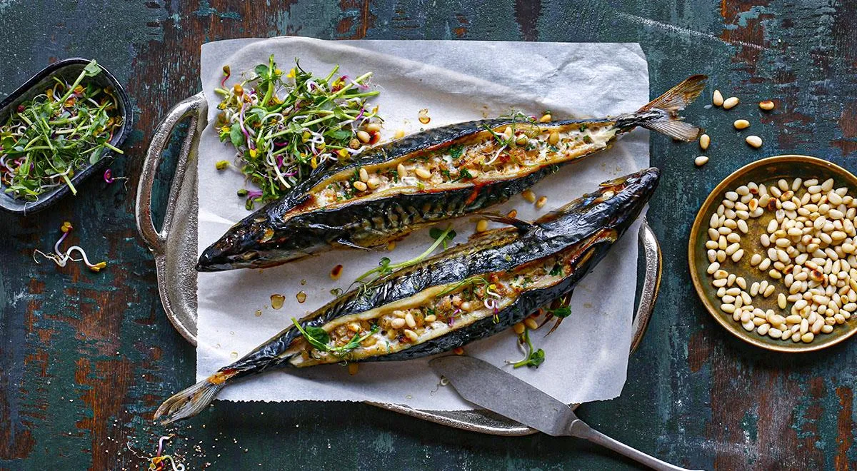 Скумбрия, фаршированная луком, изюмом и орехами, в духовке, пошаговый рецепт  с фото на 694 ккал