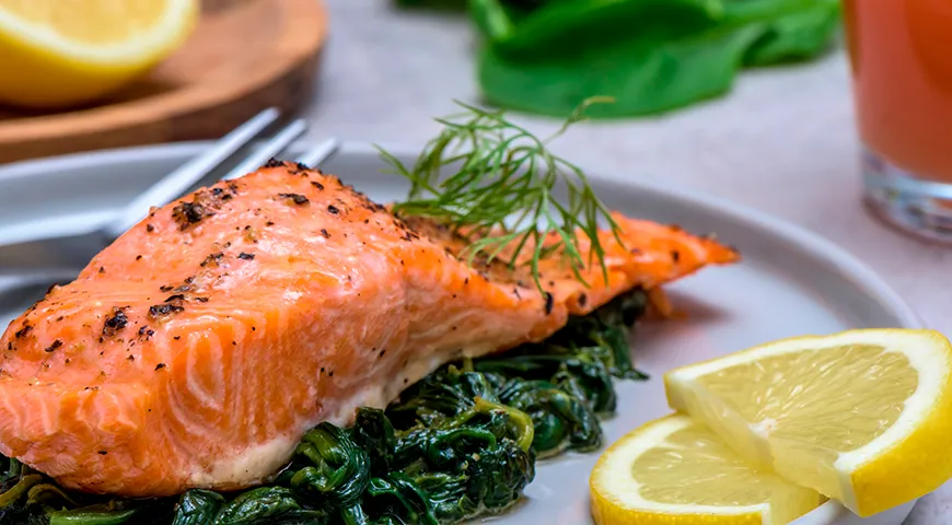 Запеченная кумжа со шпинатом 