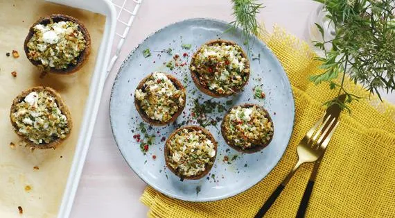 Шампиньоны, фаршированные брынзой и оливками, рецепт