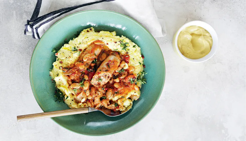 Тушеная фасоль с колбасками и картофельным пюре