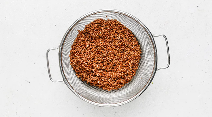 Курица с гречкой и сметаной на сковороде