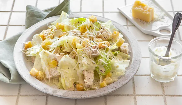 Салат Цезарь с айсбергом и йогуртом