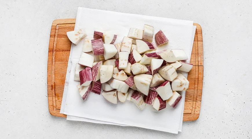 Теплый салат из огурцов, помидоров и баклажанов