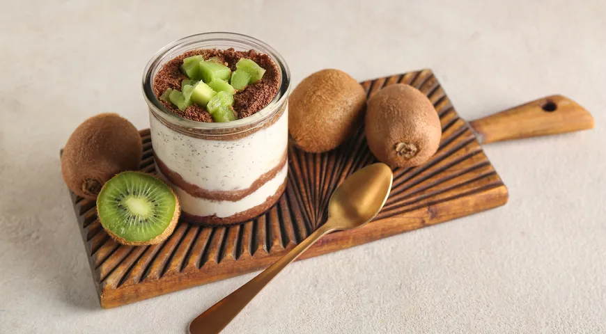 Киви с кожурой можно мелко нарезать и добавлять в десерты