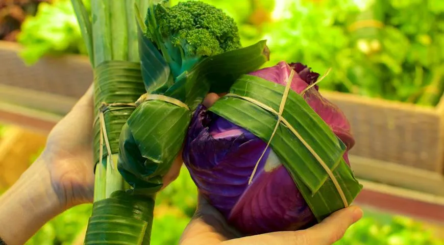 В супермаркетах в Таиланде овощи заворачивают в банановые листья