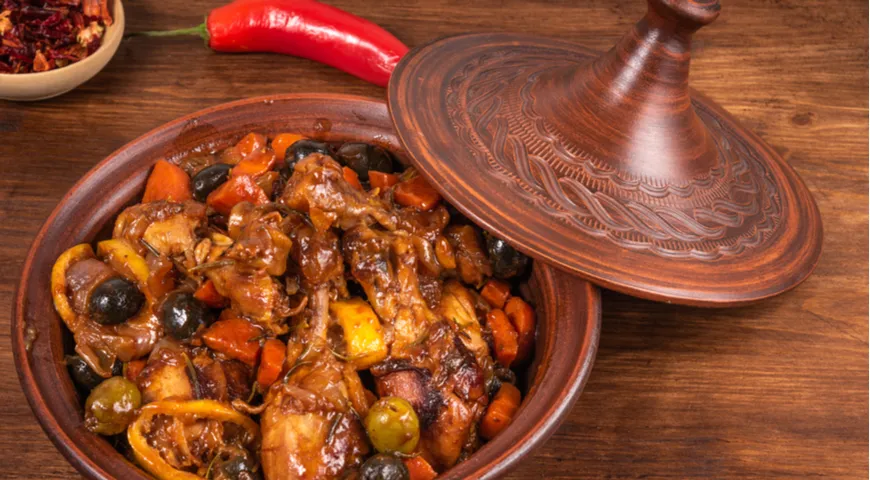 Алжирская курица тажин с овощами и оливками в остром соусе