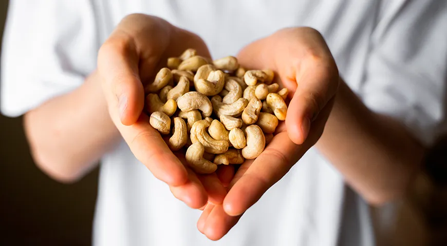 Качественное сырое кешью имеет однородный молочно-бежевый цвет без желтизны, темных пятен или следов плесени