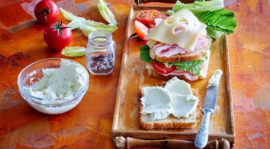 Двойной бутерброд с сыром и окороком
