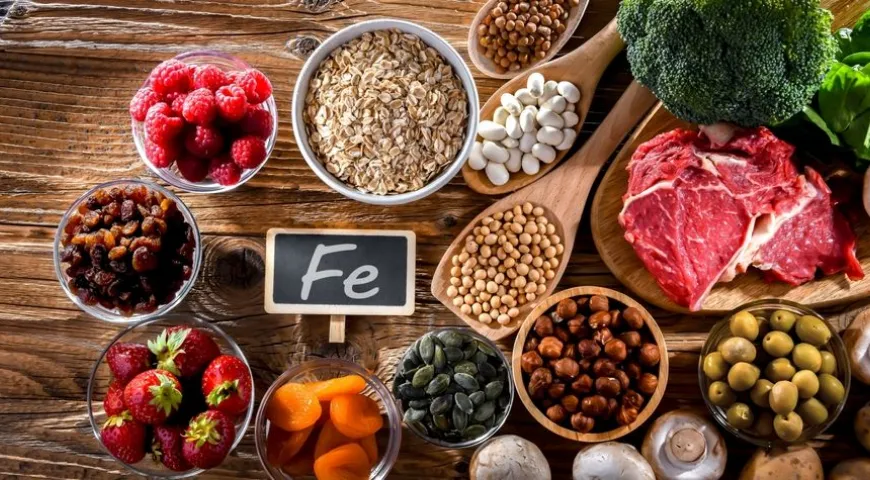 Железо лучше усваивается в присутствии витамина С и белка, поэтому к растительным источникам полезно добавлять цитрусовые и продукты с протеином