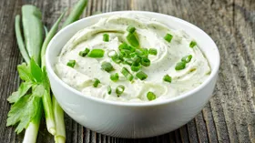 Как сделать творожный дип с луком: подойдет к шашлыку, рыбе и просто к хлебу