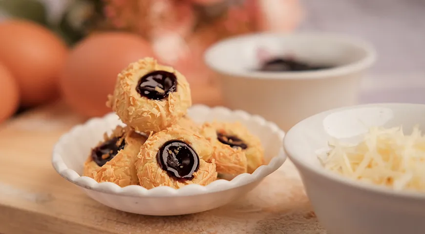 Печенье с вареньем и сыром к вину