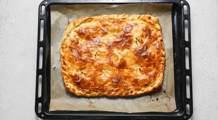 Cлоеный пирог с луком и яйцом