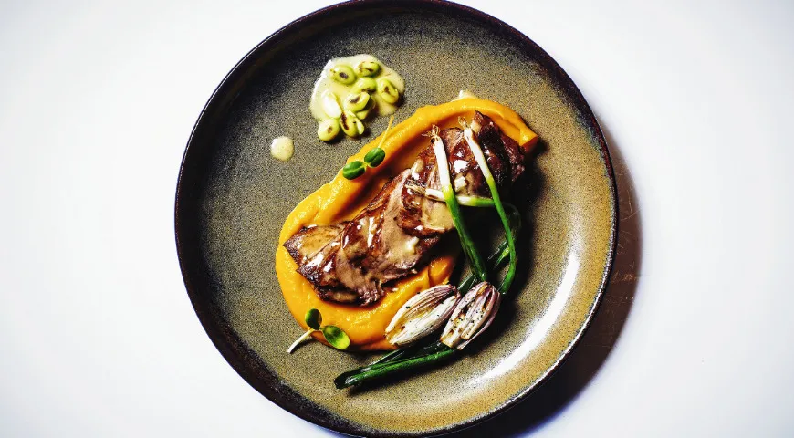 Томленое плечо ягненка с тыквой, бобами эдамаме и маринованным луком