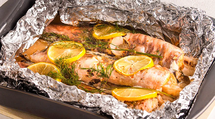 Конгрио, запеченный с лимоном и укропом