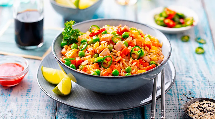 Из «вчерашнего риса» можно приготовить много вкусных блюд. Например, рис с овощами и сосисками
