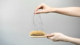 Эксперт назвала продукт, который поможет остановить выпадение волос во время менопаузы