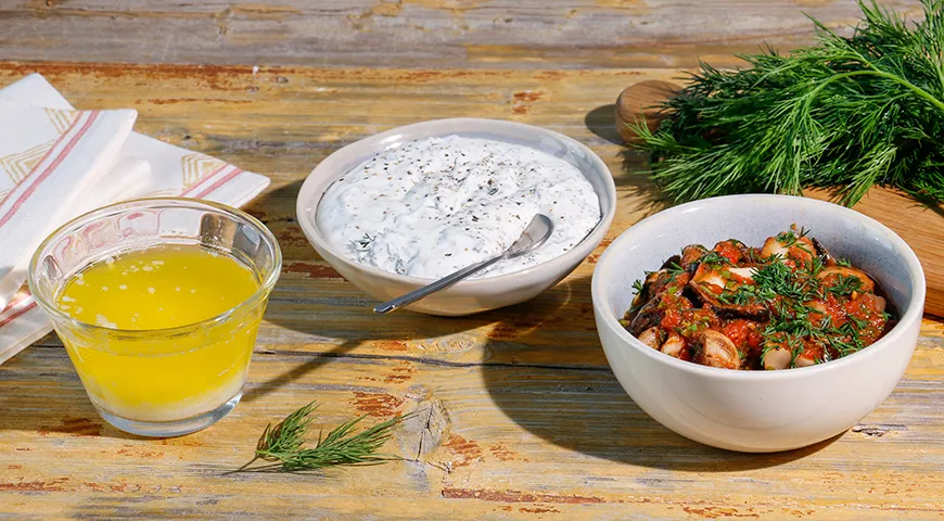 К поморской кулебяке традиционно подают растопленное масло, сметану, зелень, а также соленые грибы и прочие традиционные русские закуски