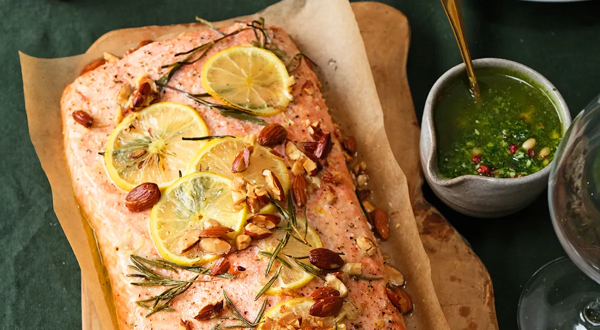 Рецепт кижуча, запеченного с соусом песто и миндалем