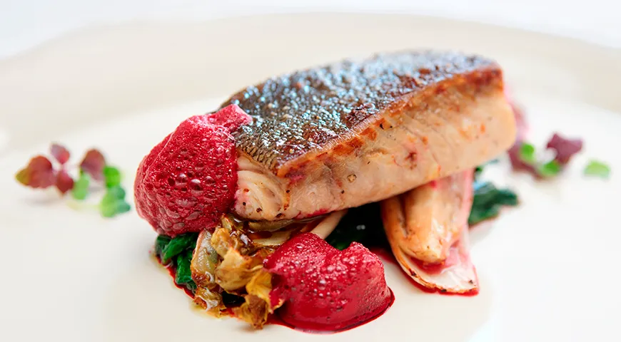 Филе черной трески в пене из цикория и свекольного сока