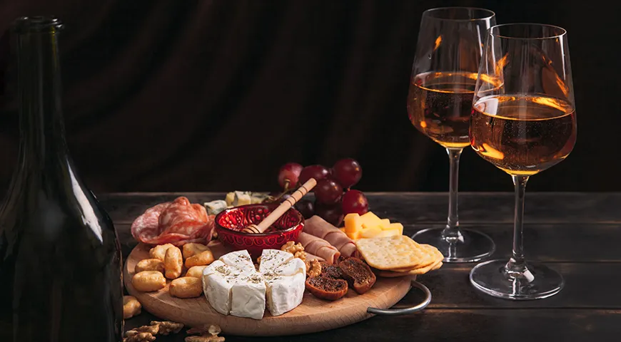 Крепленые вина принято подавать на аперитив, к сырам или как десертное сопровождение