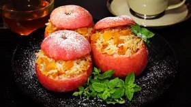 Сладкий плов с тыквой и изюмом, запеченный в яблоках