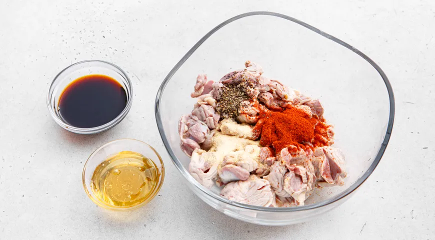 Куриные желудки в соевом соусе на сковороде