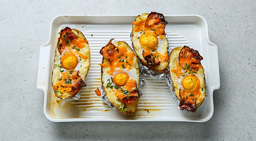 Картофельные лодочки с яйцом и беконом